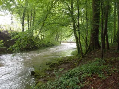 Au fond le pont du départ si on décide de franchir la Cascade de Blangy (classe 6).